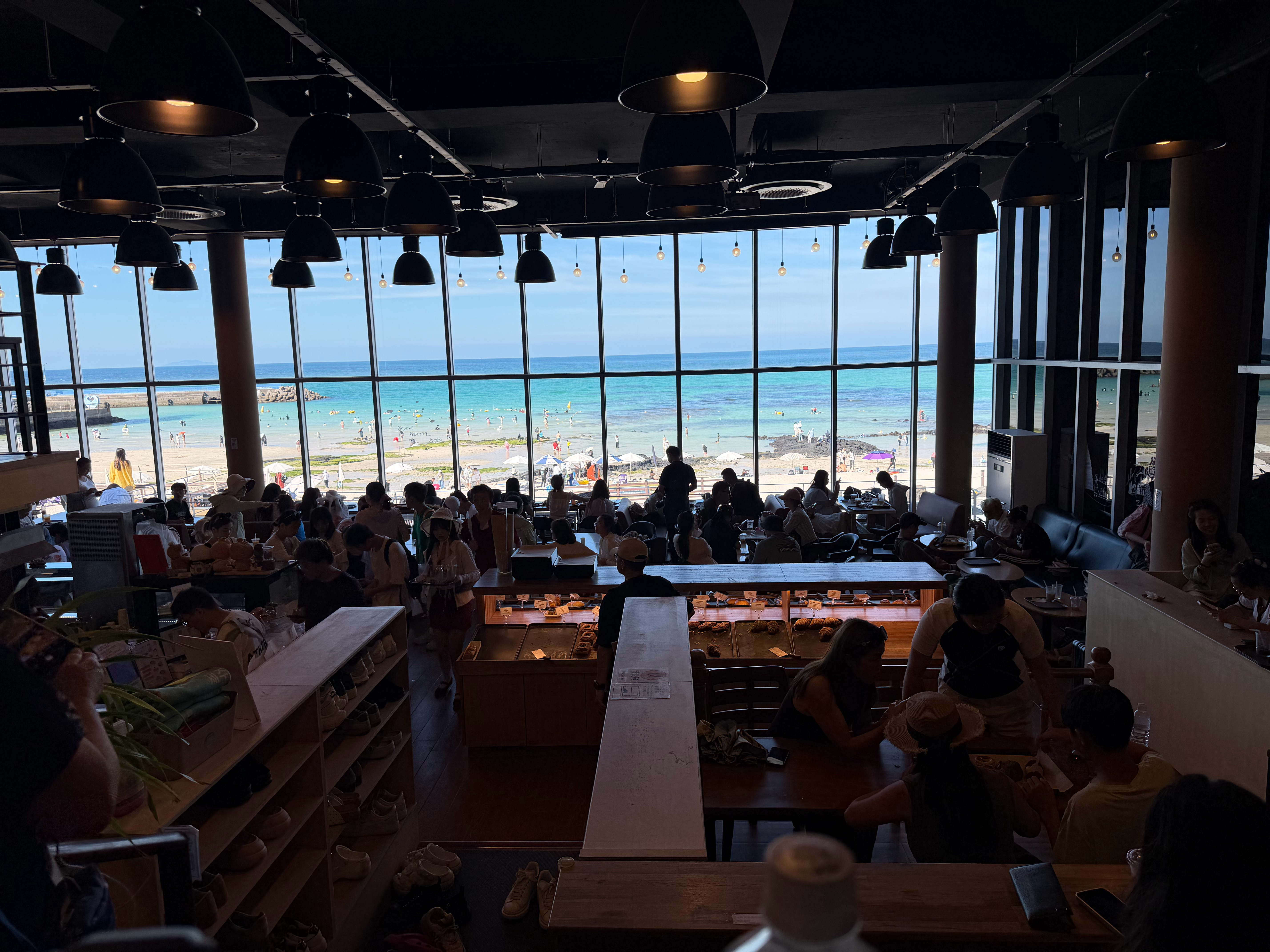 济州岛的月汀里沙滩网红店，这里是国内打卡最多的人了，从咖啡厅观景外面是真不错，二
