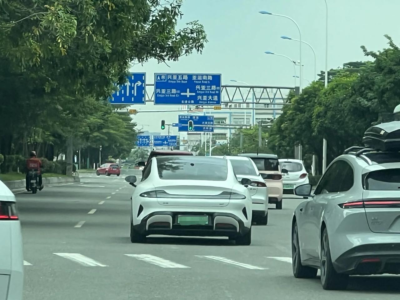 终于圆梦了，一直很喜欢小米su7，特别是那个尾灯，太吸引人了。全款拿下感觉太开心