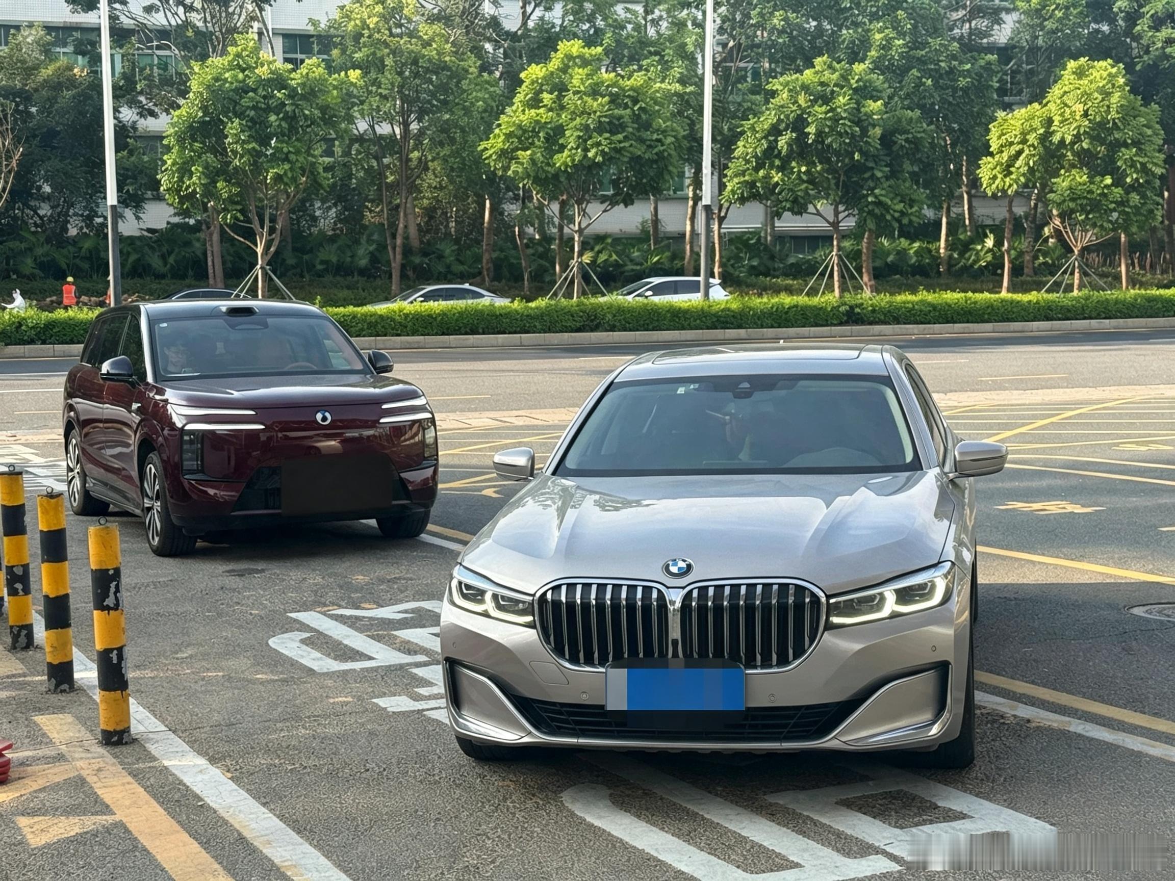 在迪厂门口偶遇腾势N8L摆位合个影腾势n8l闪充版