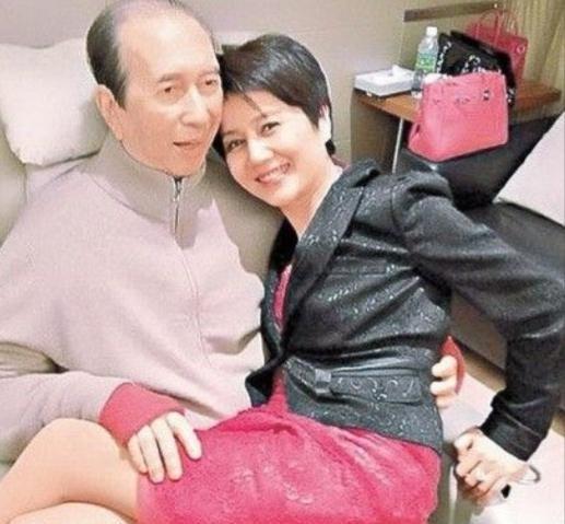 1986年，65岁的何鸿燊对26岁的梁安琪说“只要你愿意做我的四太太，我每个月给