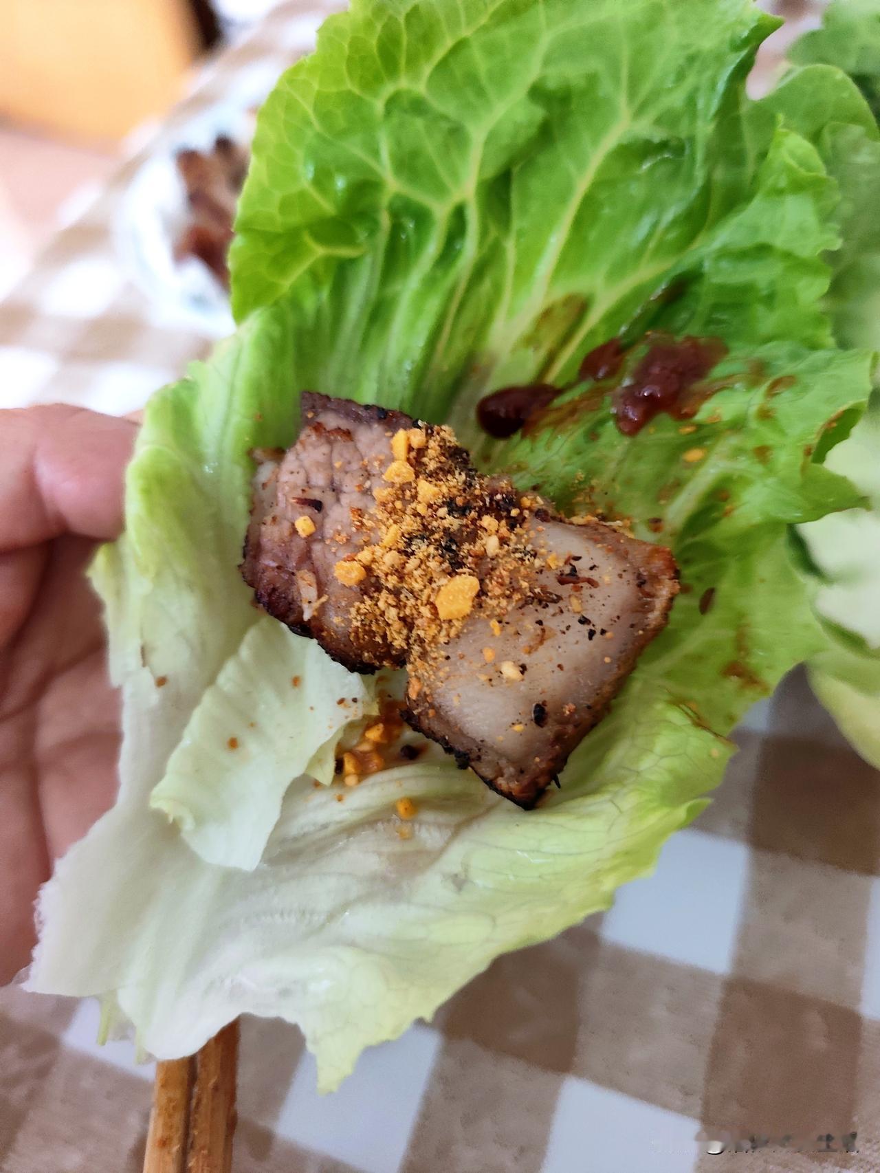 记录一下，我家御用摄影师傅
今天中午的厨艺：炸五花肉
这可是带病坚持下厨啊[万柿