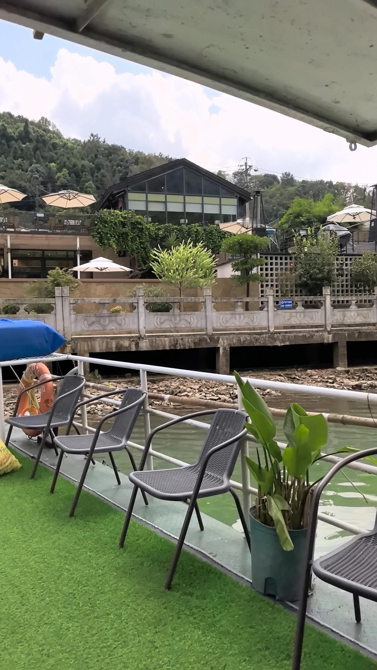 宜昌长阳周末遛娃｜清江清舍民宿太治愈
八月盛夏，忙完一周工作，自驾来长阳清江畔的