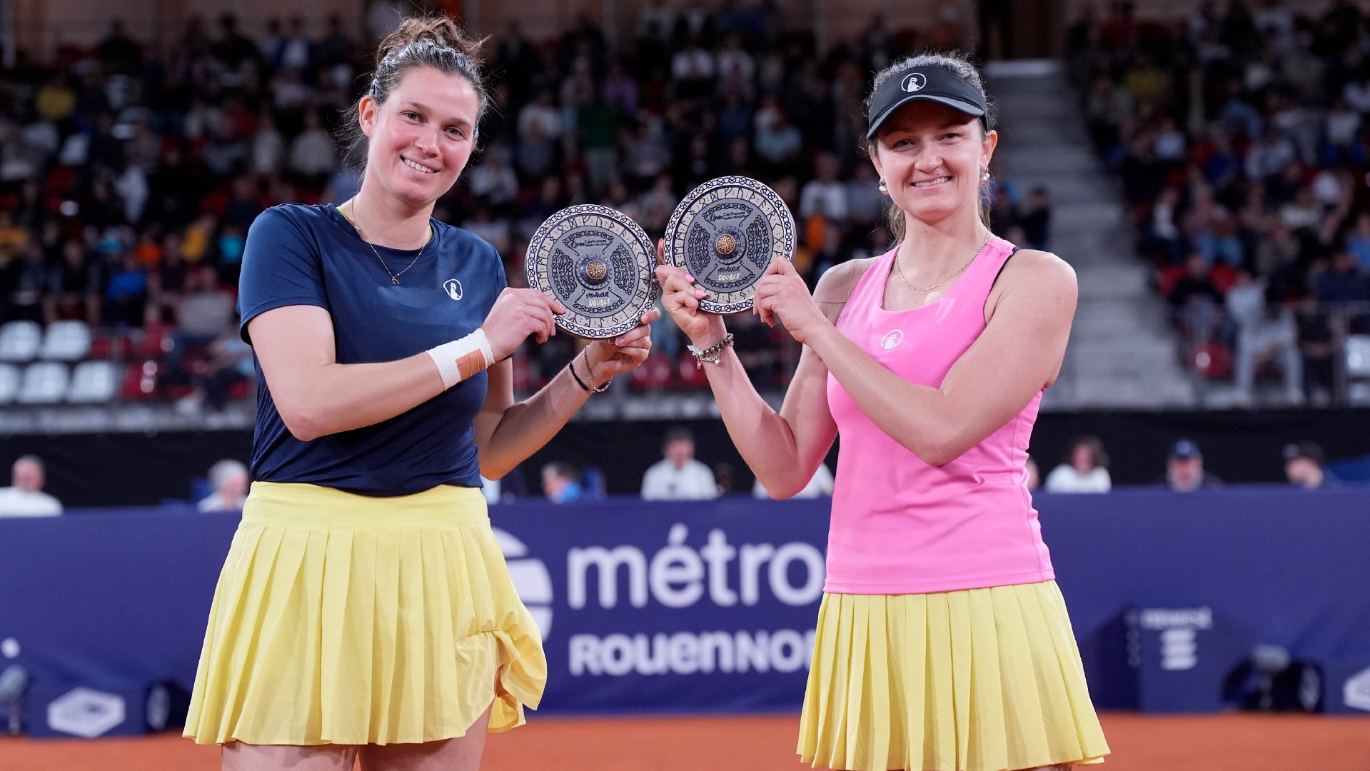 送上本周两站巡回赛双打捧杯图📸斯图加特：梅里查尔/萨姆索诺娃鲁昂：马列科娃/斯