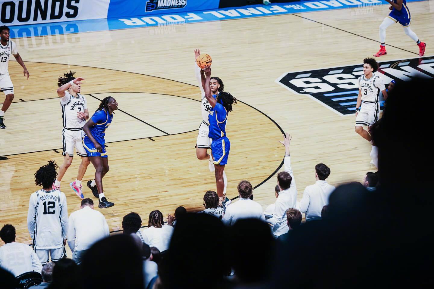 麦克尼斯州立大学今年又是首轮出局，去年那个扛着音响出场的Amir “Aura” 