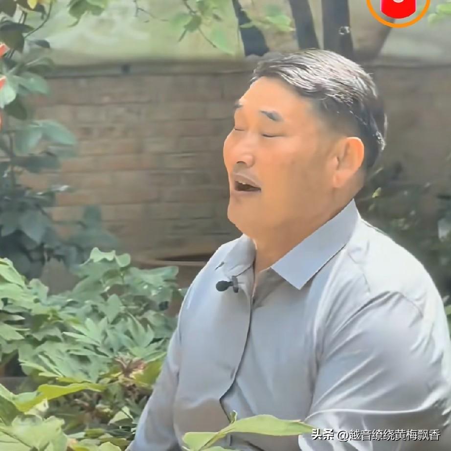 大衣哥每次登台演出的前一天，都会在自家小院的花园里练歌，作为一名并非科班出身的农