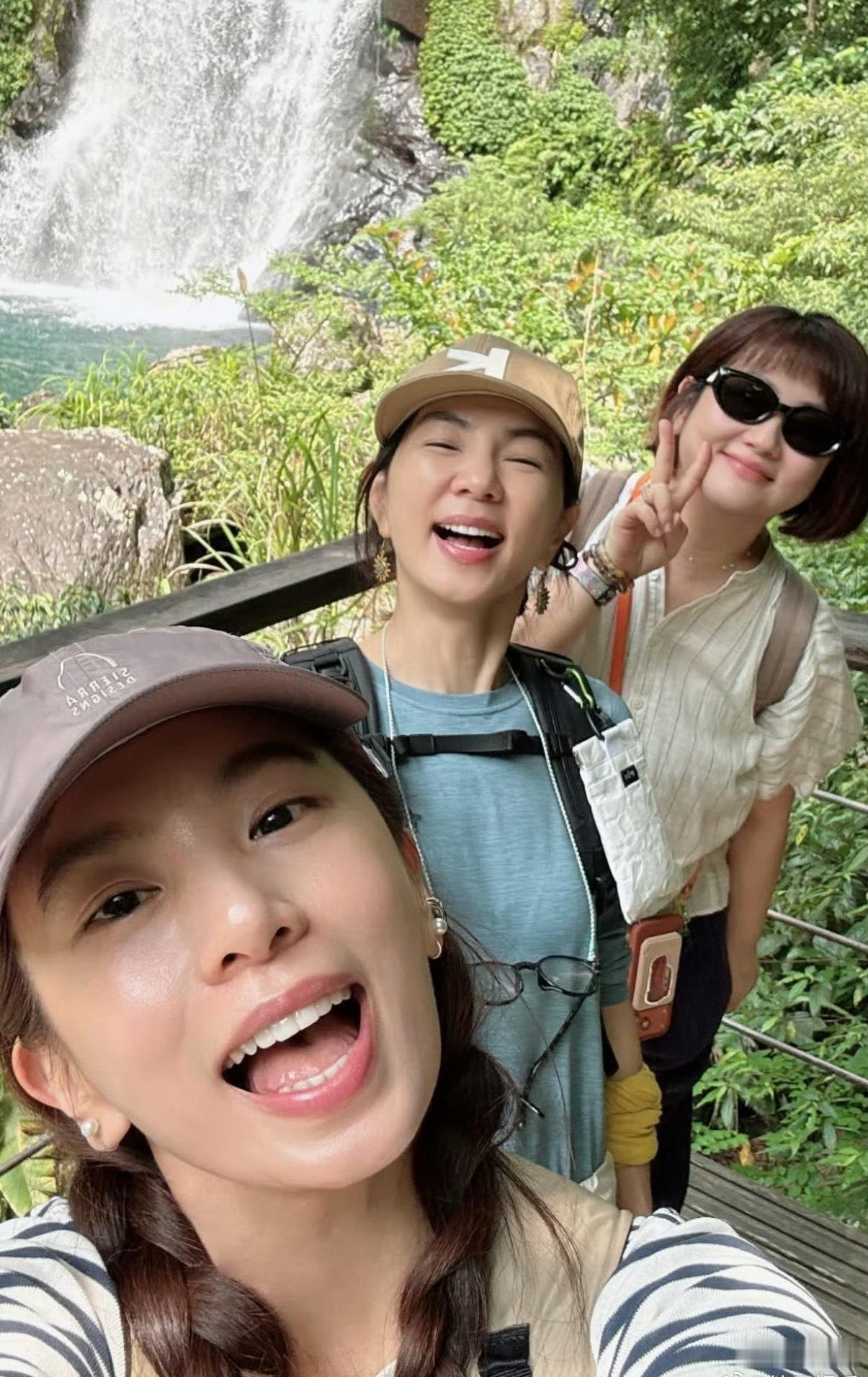 she合体爬山了挺好，这是青春记忆～但很可惜里面夹杂着一个台独！还有人说赶紧开演