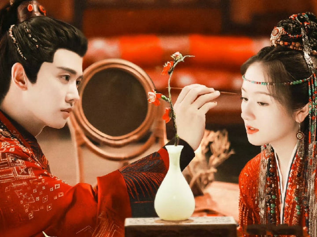 《流水迢迢》这个审美妆造感觉好在线，剧情也挺不错，感觉男女主演技双双在线。 ​​