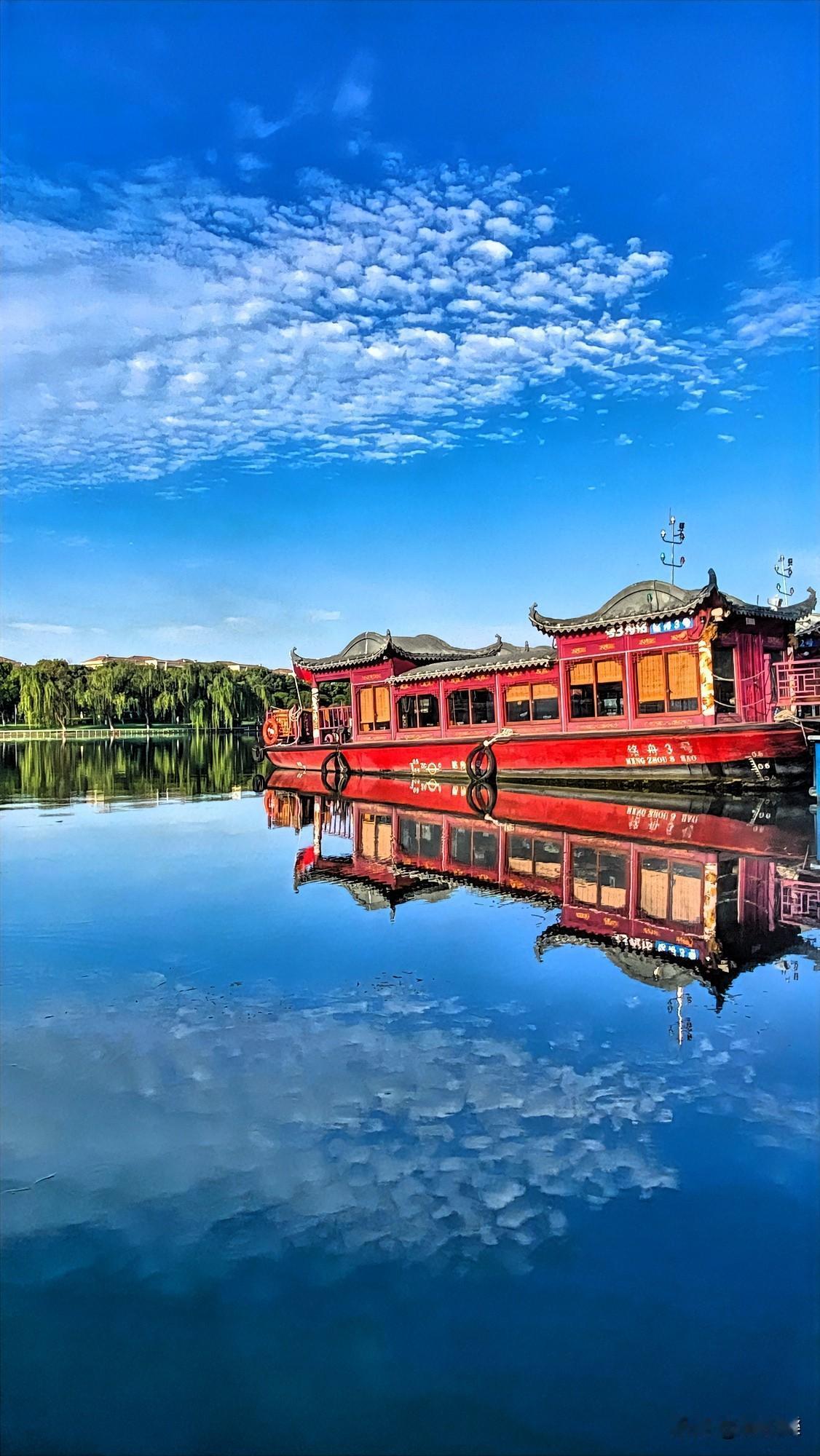 瞧水下之云，宛如鱼鳞
观水上之船，恰似画舫
带定位晒今日生活湖上观风景 水乡泛舟