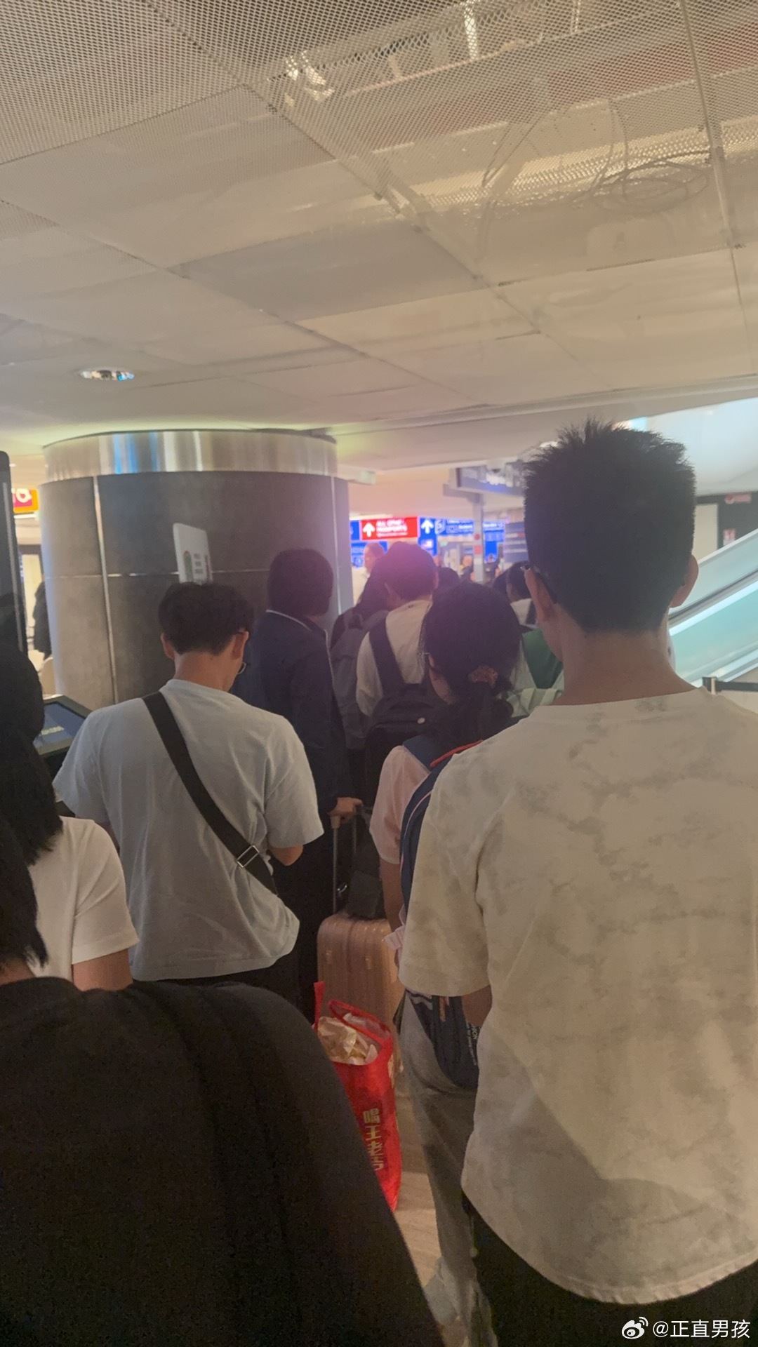 没懂罗马机场这个，问了是不是中国人单独拉一列放在这里等，大家都是往前走，我后面那