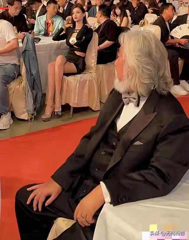 张导做出一个狮子回头之象，因为他具有星探一样的目光，他的审美眼光绝对是一流的，能