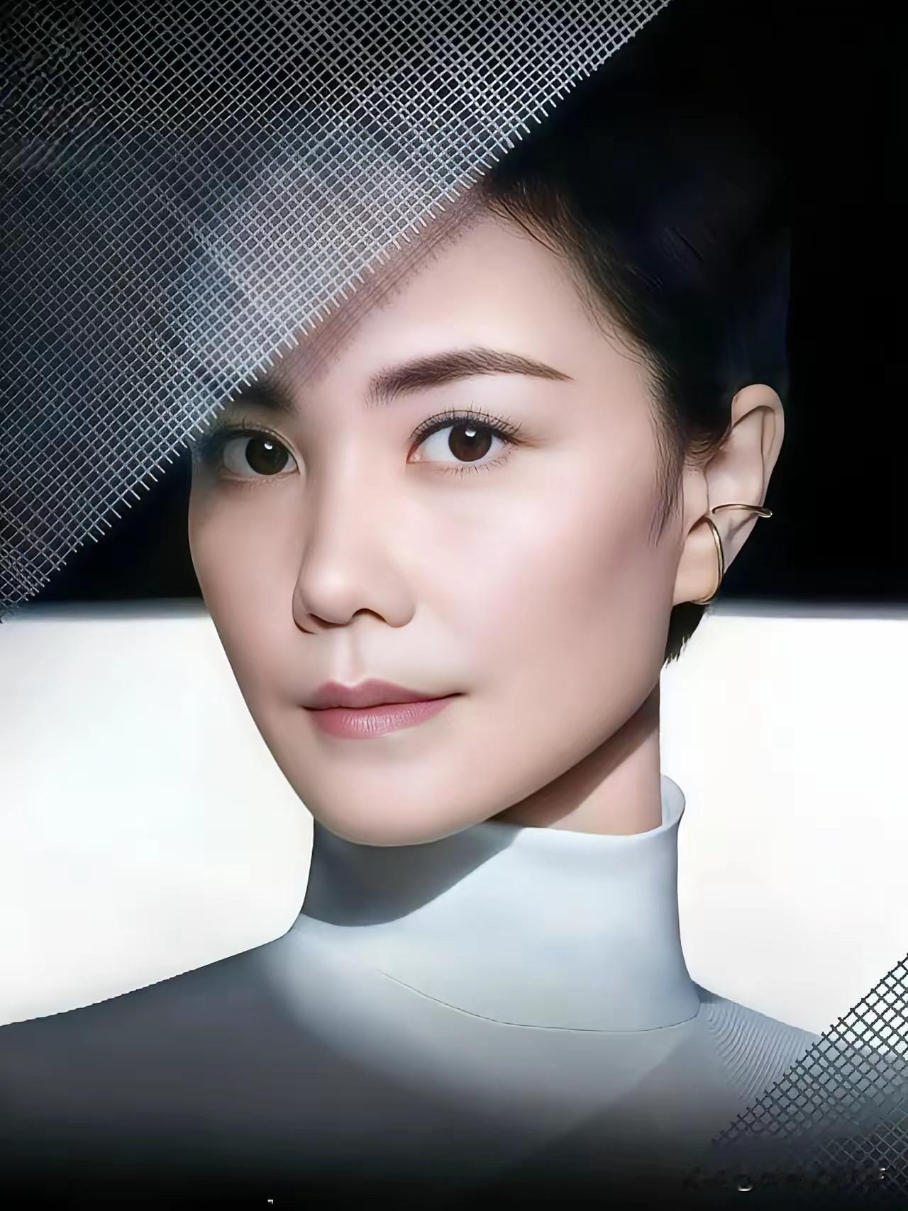 王菲太美了，56岁了还是那么得美，170的身高依旧那么提拔如松!
56岁的她，六