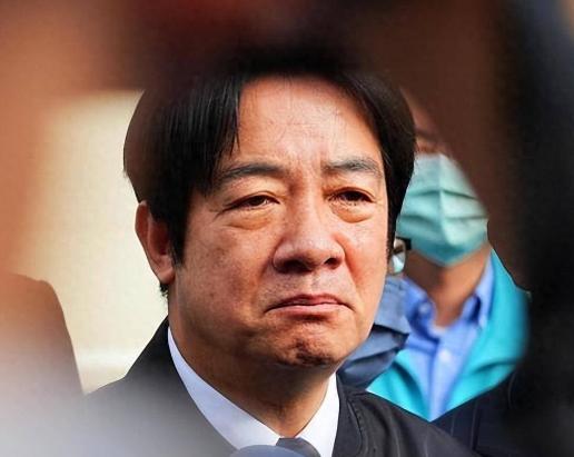 [浮云]辽宁号航母带着一群带刀护卫，像拎小鸡似的把美日菲澳加五国所谓联合舰队给围