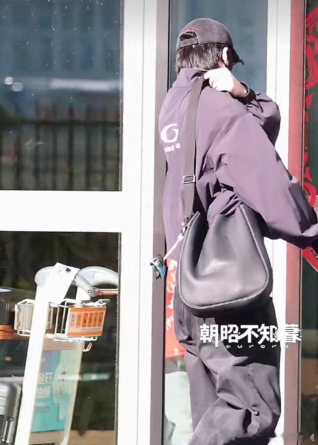 刘宇宁北京出发录制地球超新鲜刘宇宁出发新西兰录制地球超新鲜 刘宇宁北京出发前往新