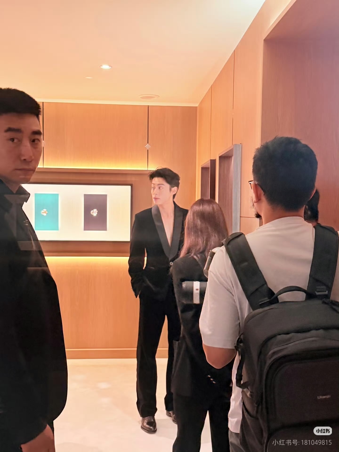 王鹤棣穿深VLV的V是王鹤棣深V的V 救命！王鹤棣的深V造型杀疯了！LV的V被他