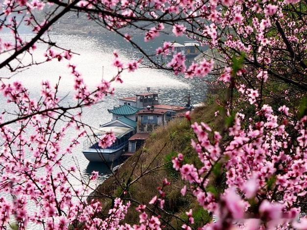 上联：萧萧秋风催枫赤
下联：绵绵春雨染桃红