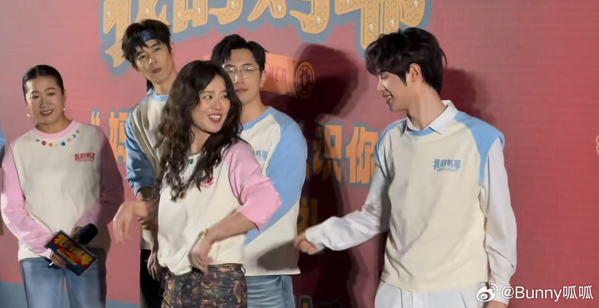 马思纯黄明昊再跳没有明天 首映礼舞台上，两人再次跳《没有明天》，动作整齐划一，笑