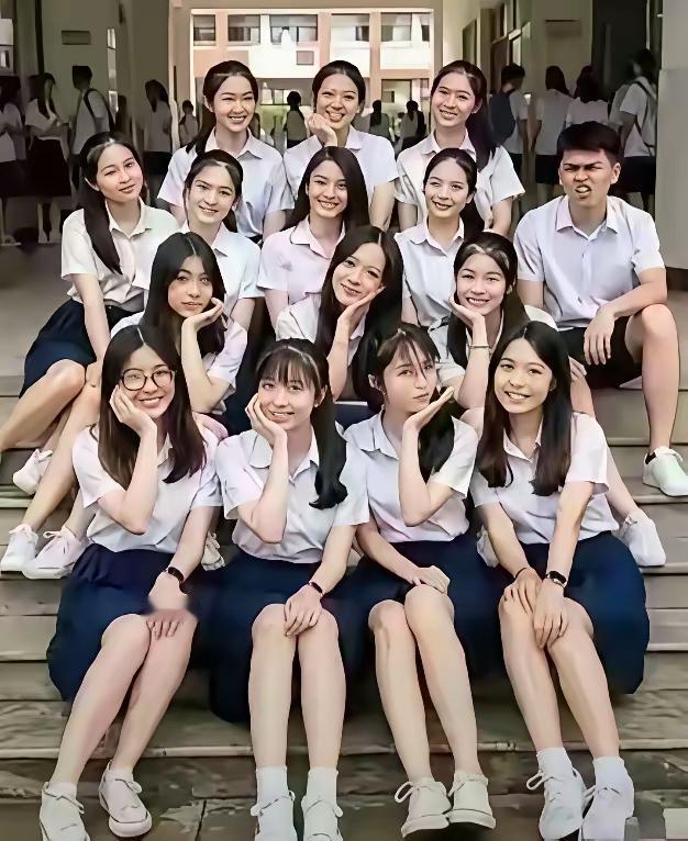 儿子不愁找不到女朋友了女子很自豪地说，儿子是他们班里的唯一一个男生，儿子上的是卫