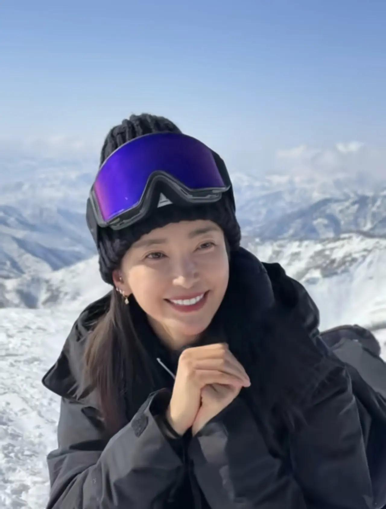 刷到李冰冰在巴黎街头的照片，瞬间被惊艳到。54岁的年纪，状态好到让人羡慕，可评论