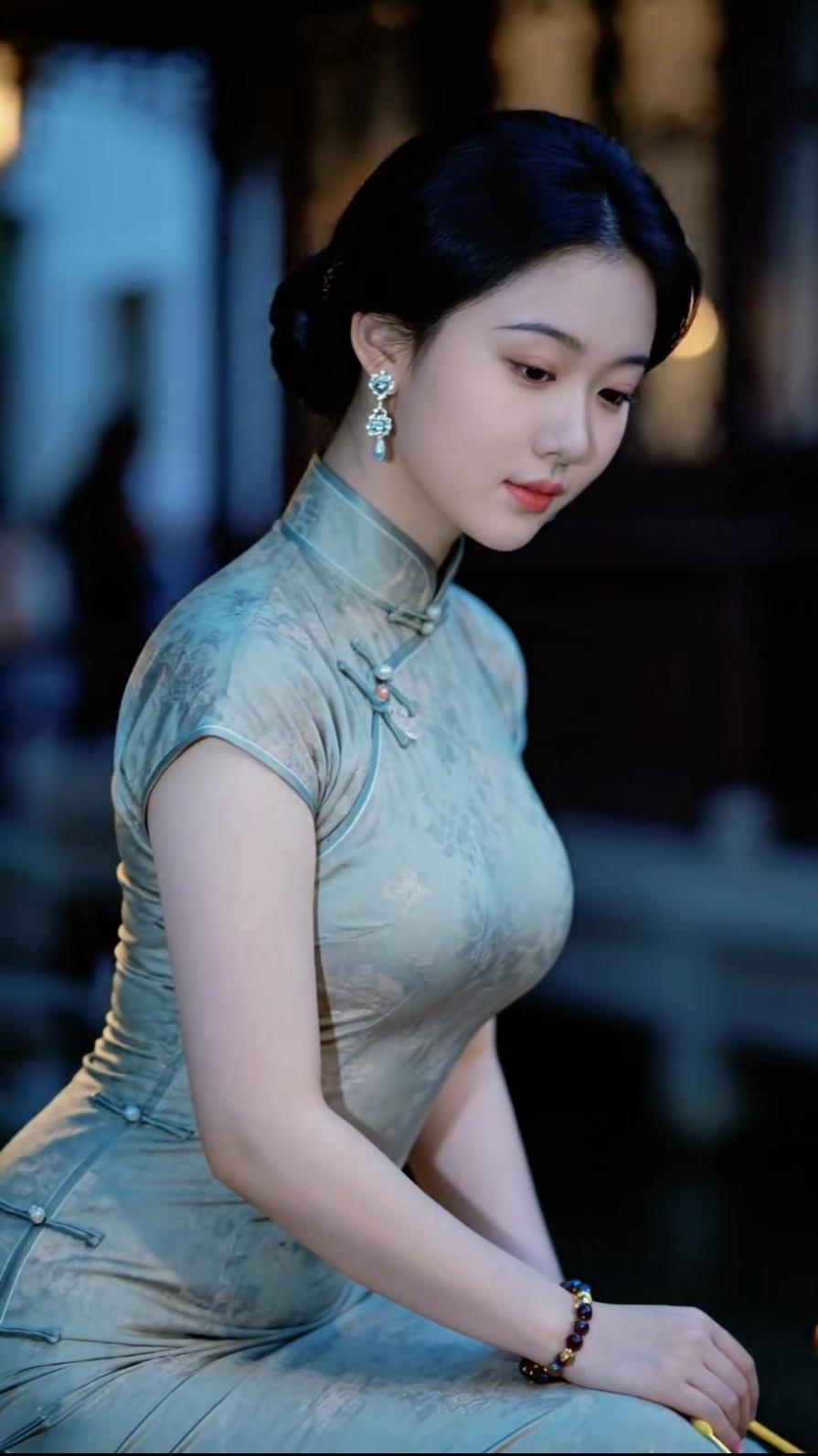 帘外月胧明，谁解团扇心。分享女神美图 美人万千,哪一种气质最让你心动? 旗袍美人