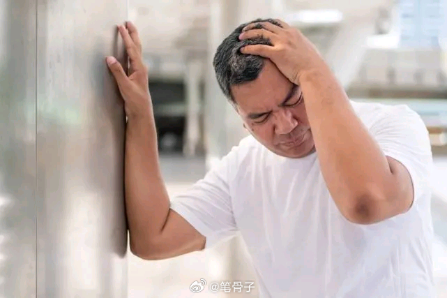 蹲久了起身眼前发黑是贫血吗？蹲久了起身眼前发黑，绝大多数情况下不是贫血，而是由于