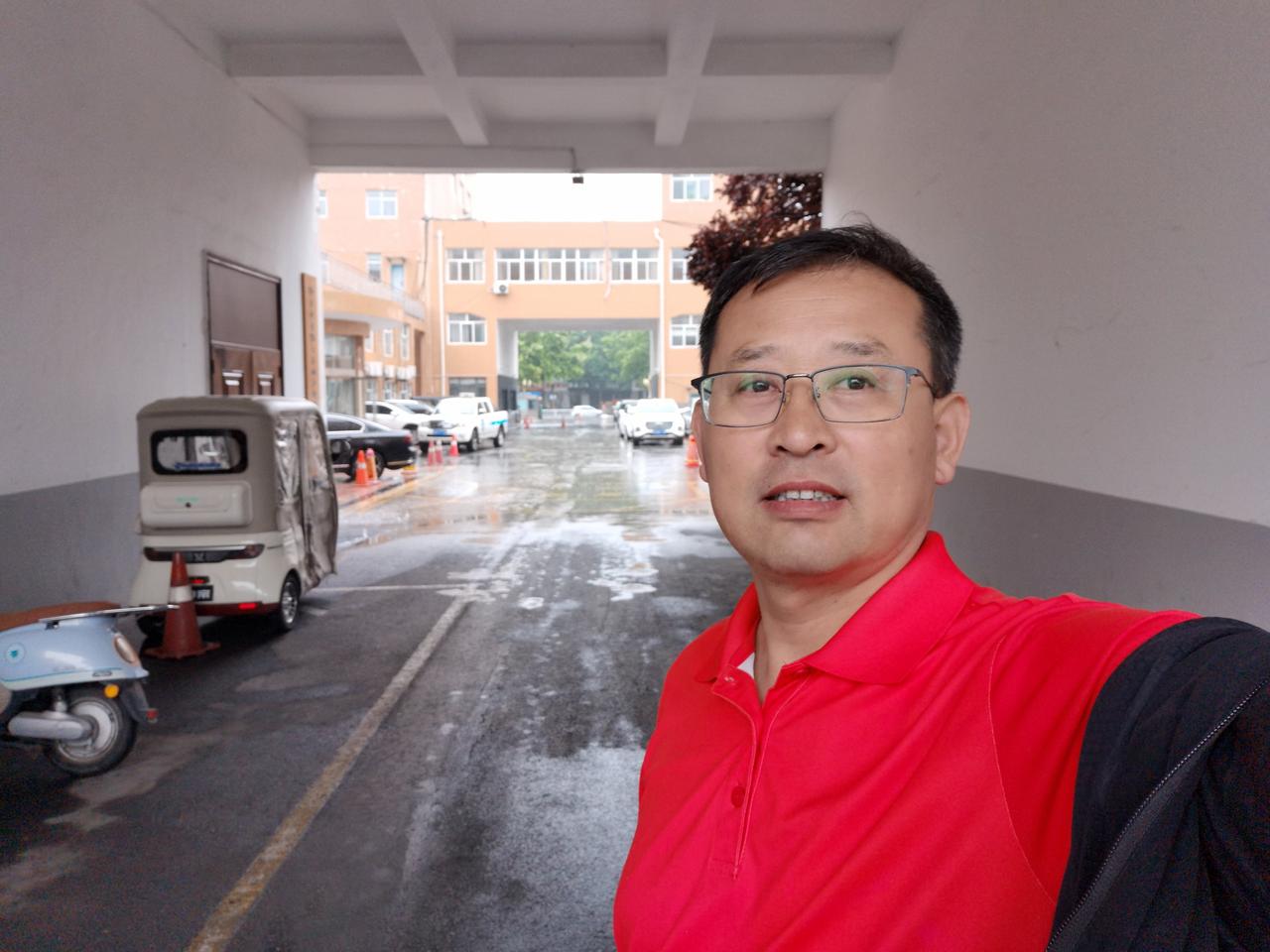 老闫来看书，竟体验了一把穿越

图书馆到点闭馆，雨下大了，干脆赏雨不走了，这里本