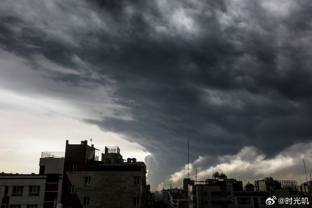 伊朗储油设施遭袭19小时后天空浓烟 当地时间3月7日晚，伊朗德黑兰及厄尔布尔士省