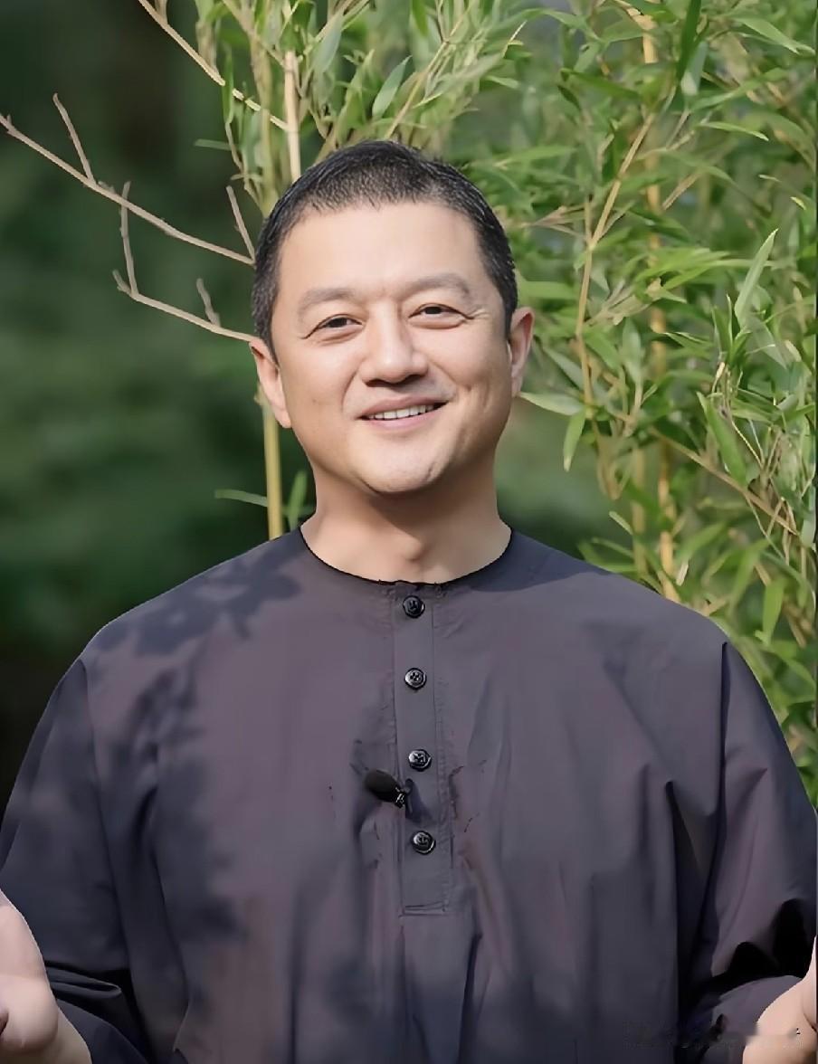 李亚鹏一直忽略了一件事情
他能有早年爆红站稳圈内一线、后续撑住公益多年不倒，并不
