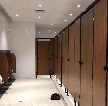 广东东莞，一男子与一失足女相约在一公厕内发生关系后，趁对方不备，一把将对方放在马