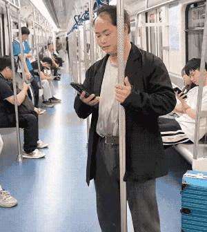 趁火打劫啊？
这家伙也忒会把握时机，凑准机会果断出手，早不抢晚不抢，看到人家解开