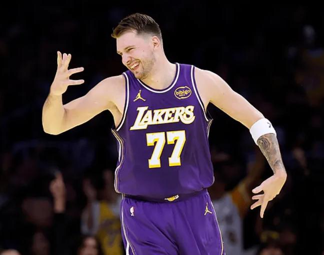 邓恩本想着跟东契奇兑子吧，激怒东契奇还想拿球去砸，可惜东契奇不买他账啊。

海斯