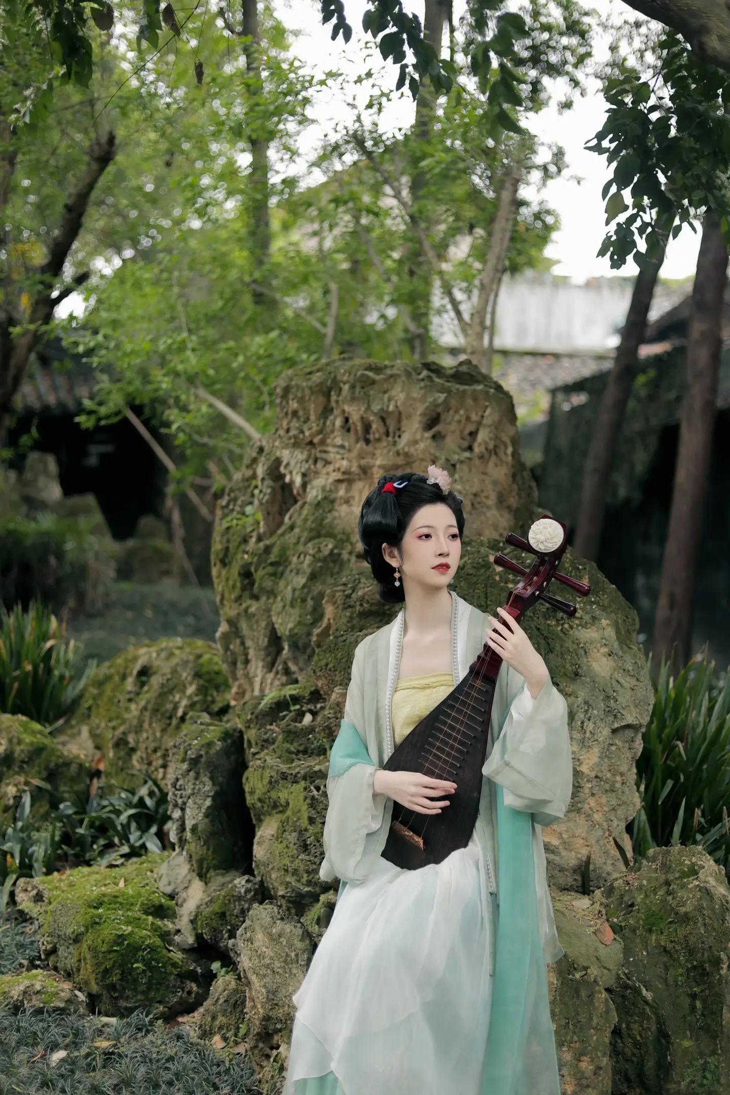 浅仿一下王义胜先生的  琵琶仕女图。