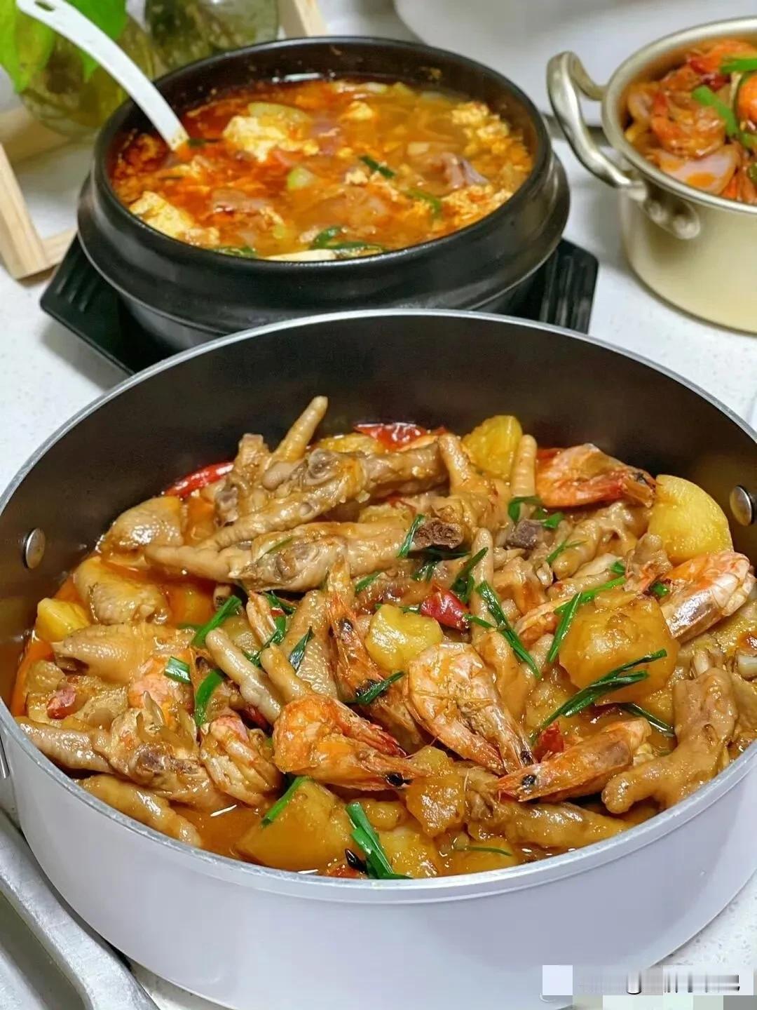 鸡爪虾煲做法：

这道菜是隔一段时间就会吃一次的鸡爪虾土豆都是我爱吃的，来个组合