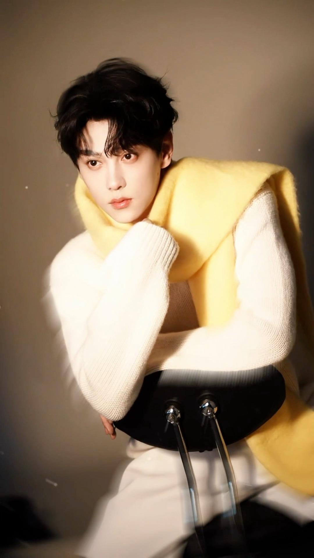 田栩宁黄色围巾田栩宁新物料，糯叽叽的毛衣田栩宁，跟黄色好适配💛 ​​​