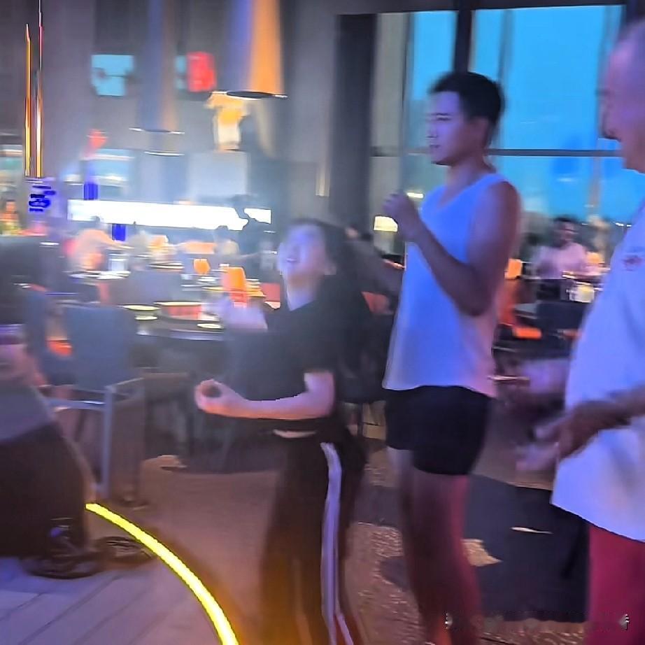 董璇和高云翔离婚后，依旧共同抚育女儿小酒窝。高云翔时常带着女儿外出游玩，小酒窝待