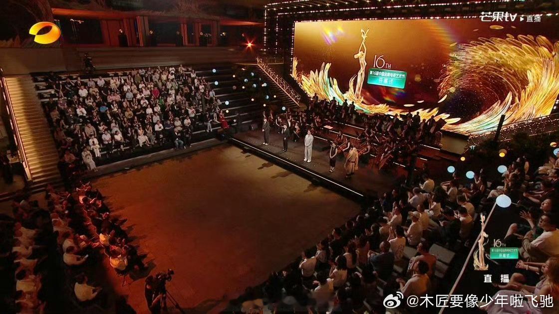 金鹰节开幕式原定不上星播出的，本来只是个地面活动，午间档重播，推迟之后还是拿来上