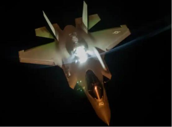 美军F-35战机迫降事件，看似是一次单纯的装备受损，实则折射出现代空战规则的深刻