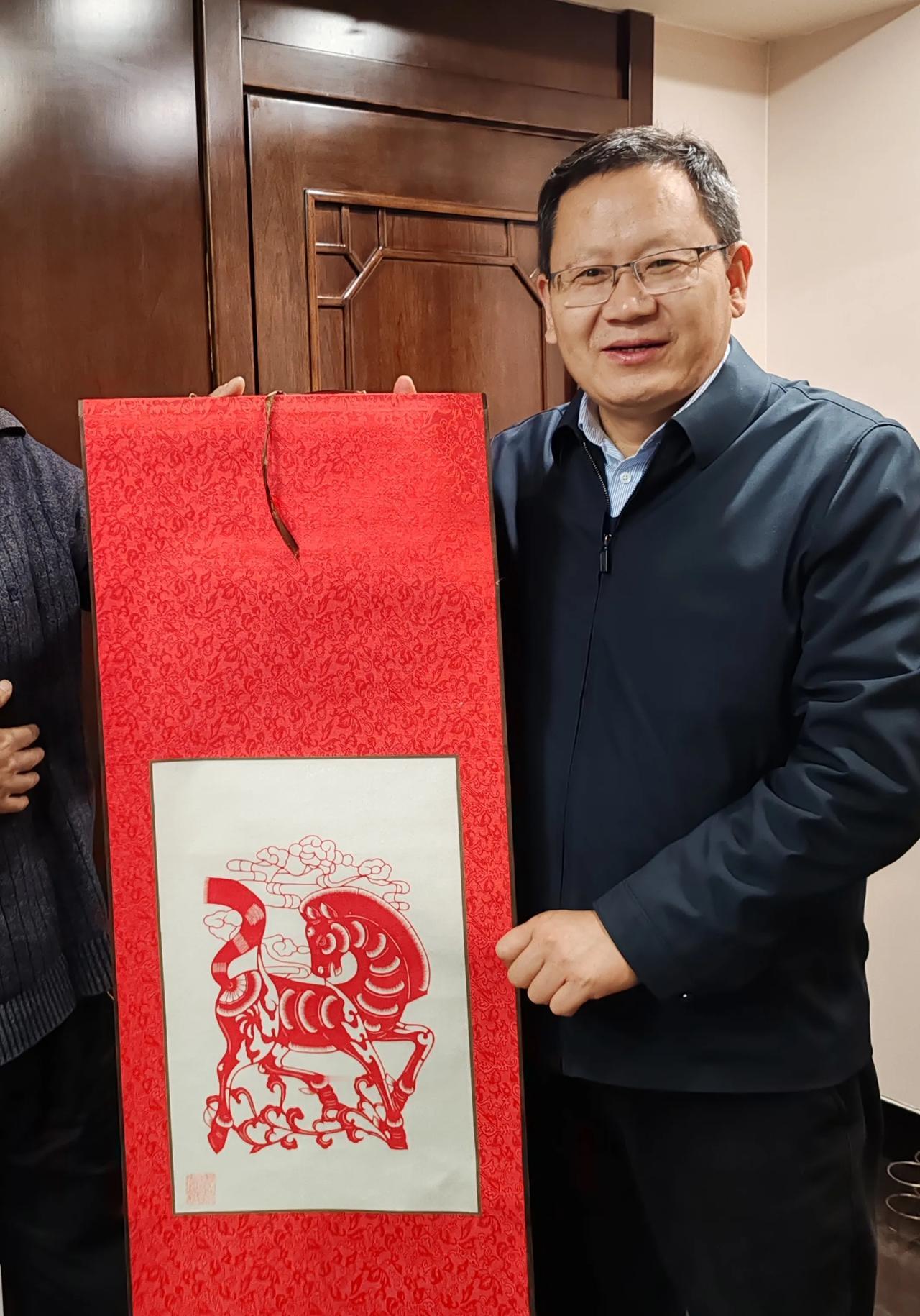 国家强大，匹夫有责。兄弟们费心了。老人的剪影特别好。我会带回北京挂在办公室。在席