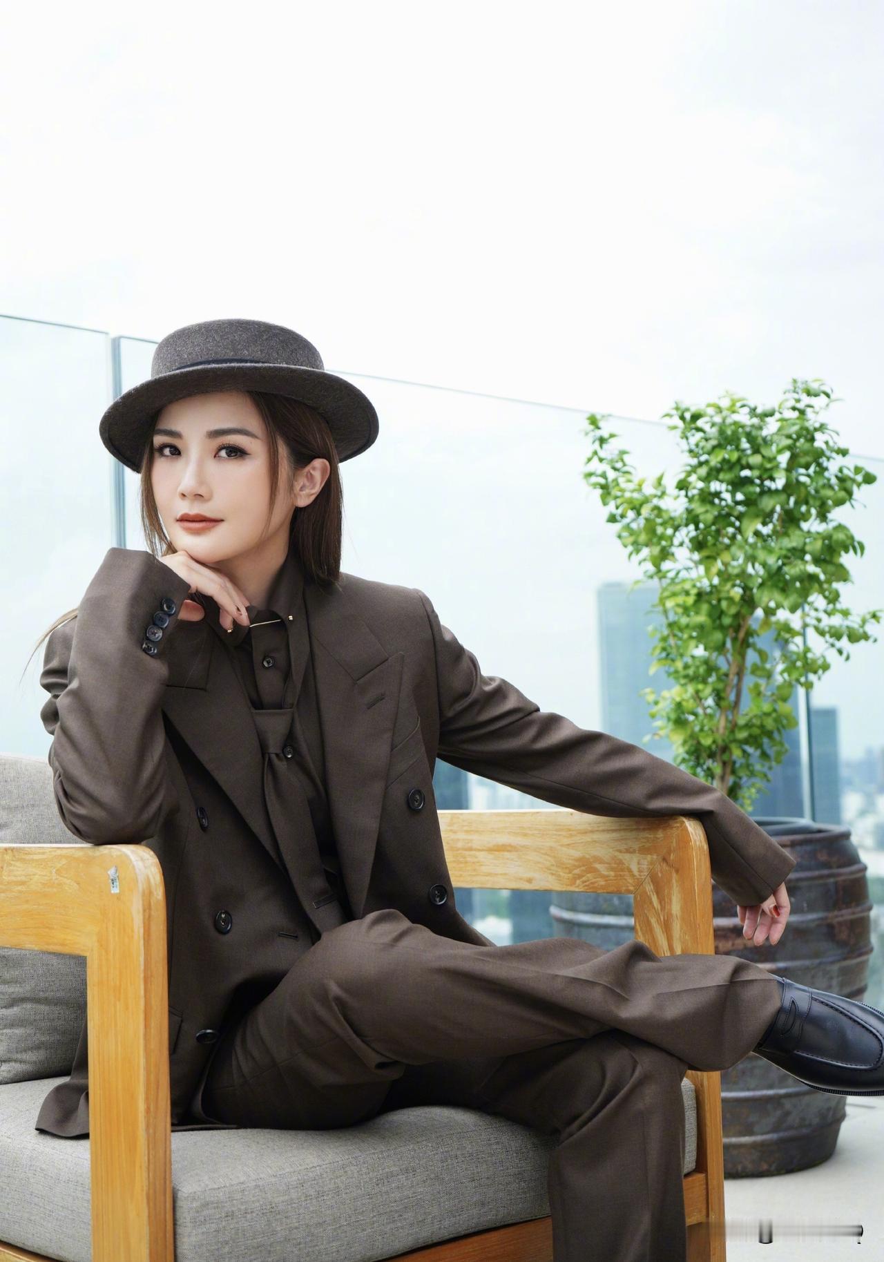 阿sa今日look，复古西装套装，帅气呦摩登范十足。