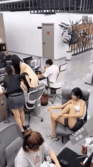 这女生，真是“智商”堪忧啊！这样能打到别人吗？最终还是自己的额头承受了一切！
打