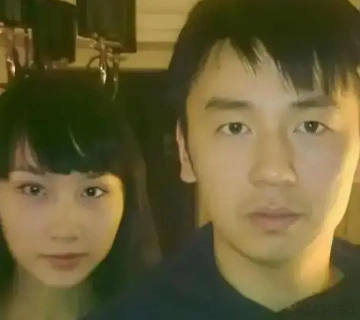 有一天，雷佳音拍完戏回家，见到家里清锅冷灶，他问老婆翟煦飞：咋没做饭呢？翟煦飞冷