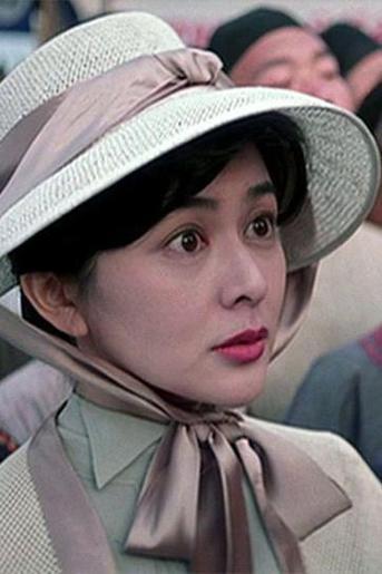 杨子姗在综艺中高度复刻关之琳经典“十三姨”，复古礼帽、套装、珍珠配饰细节拉满，还