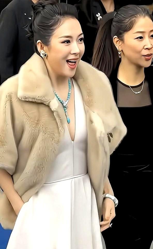 同样是吐舌头，有人是灵气，有人是尴尬。

刘浩存二十几岁，电影里这个动作就是精心