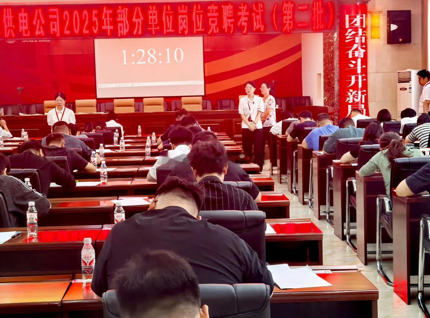 现实社会从不相信眼泪，真实生活更不会怜悯弱者。既然选择活着,就请收起无谓的矫情。