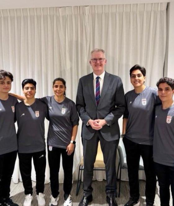 澳大利亚终于出手了！ 今天凌晨，澳大利亚内政部长托尼亲自赶赴到伊朗女足球员的酒店