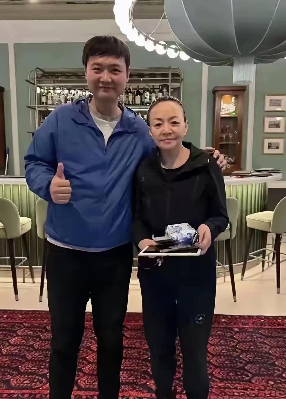 [震惊][震惊][震惊]
第一眼就被老太太独特的发际线吸引！这位老人多才多艺，唱