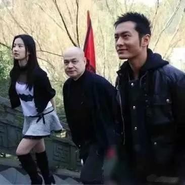 刘亦菲和黄晓明陪着的这位是谁啊，居然可以在中间并排走 ​​​