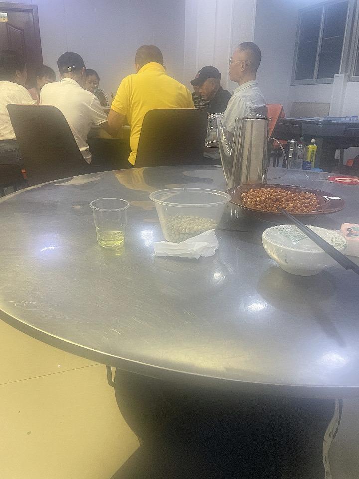 约朋友到贵阳世纪城的红土菜馆吃饭
         领桌这个穿黄色衣服的顺了我这