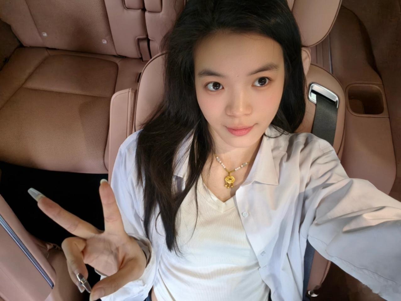 今天同事去零跑店里试了D19，回来一直跟我夸，这车是真不错。 她说印象最深的就是