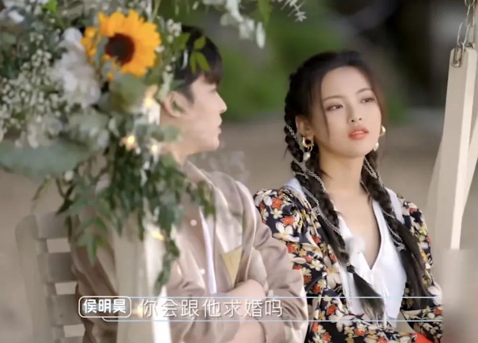 侯明昊：“如果你遇到一个特别喜欢的男生，你会跟他求婚吗”
杨超越：“如果他值得的