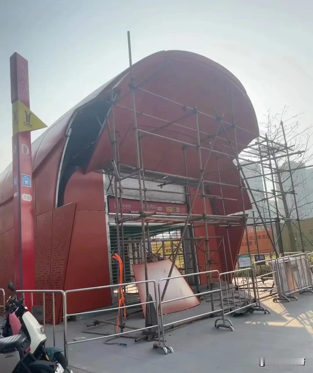 地铁站出站口为什么要设计成这样？[泪奔]
